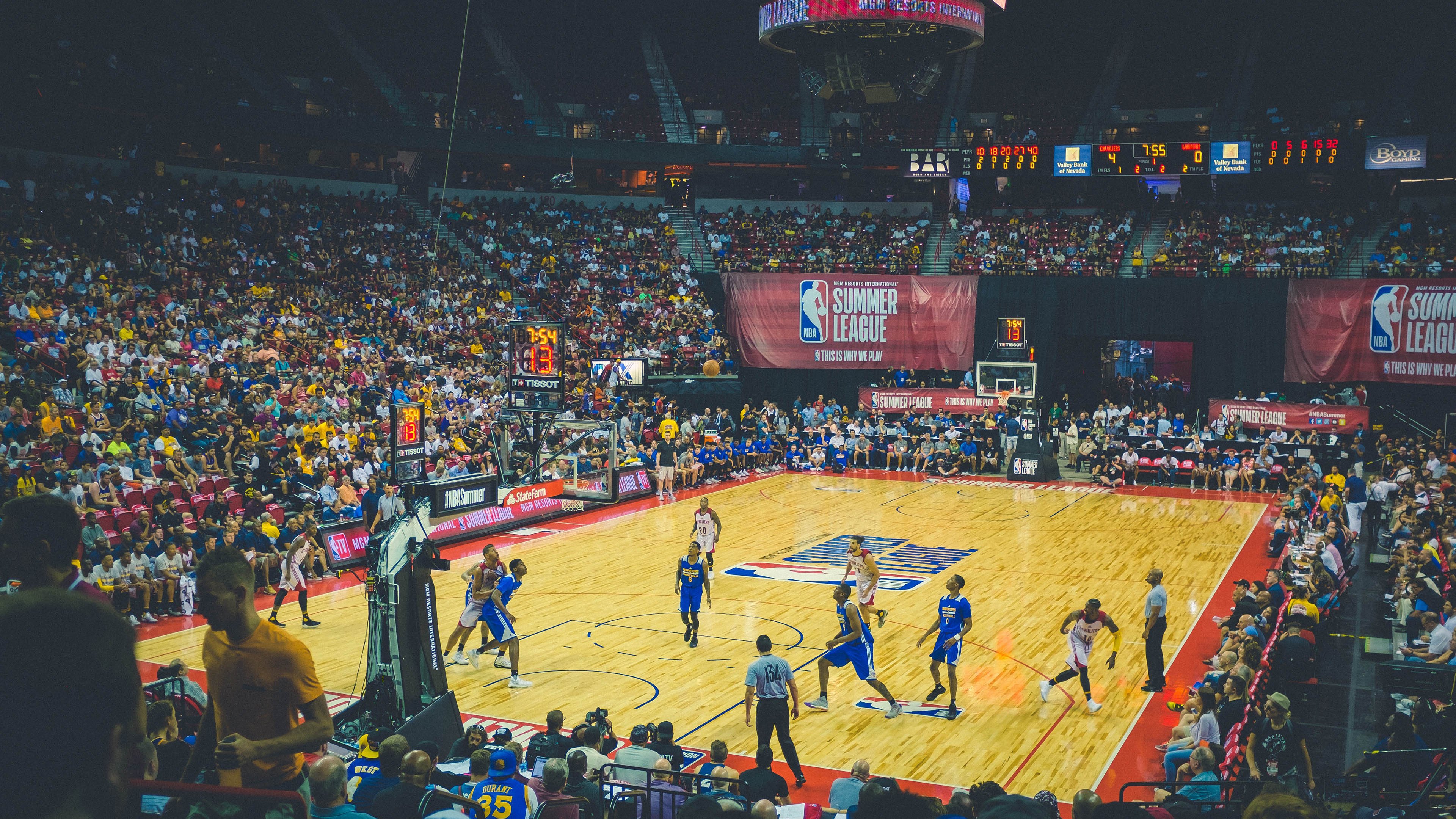 当新疆戈壁的风吹进夏洛特，库里如何用攻防统治诠释篮球的唯一性